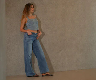Outfit con jeans a zampa: idee look e scarpe perfette per ogni occasione