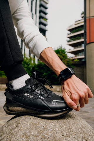 Schwarze Sneakers „Sweet Years 8813“.