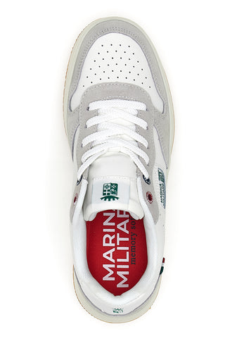 Graue Sneakers mit marineblauen Schnürsenkeln 342