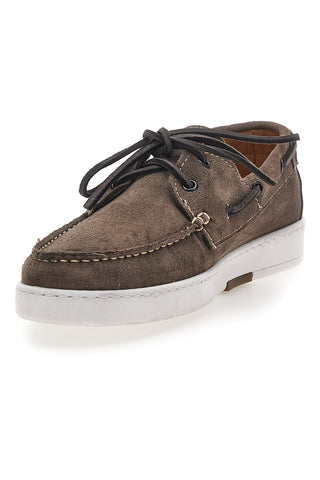 Taupefarbene Mokassins im Bootsstil mit Obermaterial aus Leder. Hergestellt in Italien CLAREMORRIS 2011