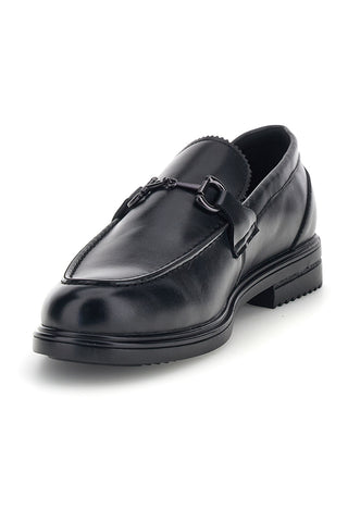 Schwarze Mokassins mit farblich passender Schnalle und gezackter Sohle Jerpoint JXC25379