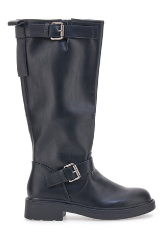 Schwarze Bikerstiefel im Café kosten 225