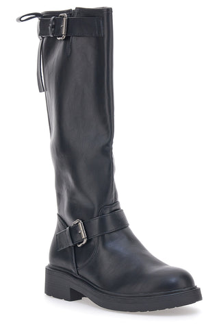 Schwarze Bikerstiefel im Café kosten 225