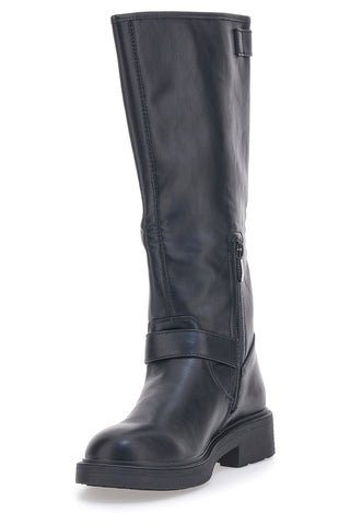 Schwarze Bikerstiefel im Café kosten 225