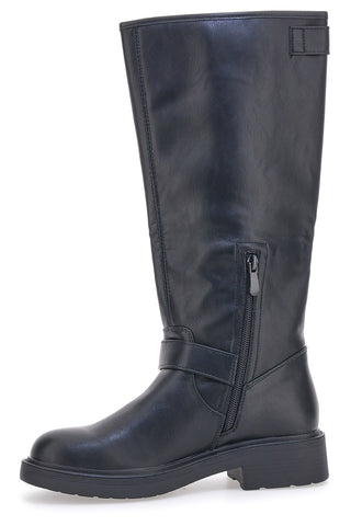 Schwarze Bikerstiefel im Café kosten 225