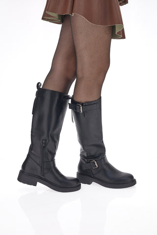 Schwarze Bikerstiefel im Café kosten 225