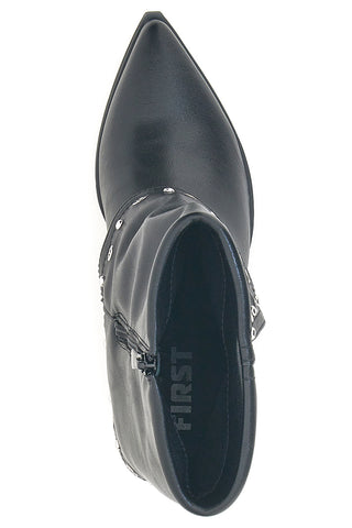 The First P610 – Schwarze Stiefeletten mit Nieten und spitzer Zehenpartie