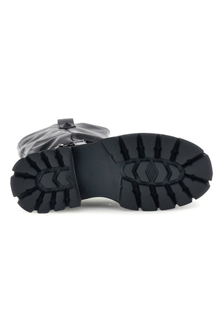 Schwarze Stiefel mit Nietenriemen und Profilsohle von Rock’ n doll H83201