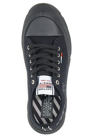 Schwarze Seidensneaker mit Baumwollgürtel