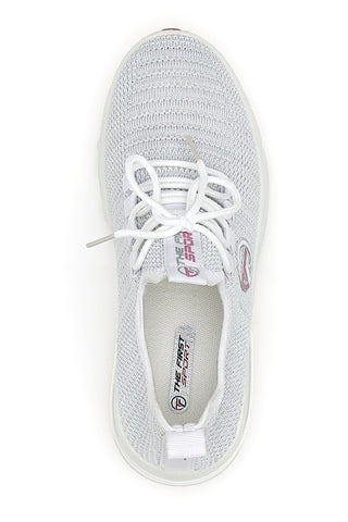 Die ersten weißen Turnschuhe von Marina