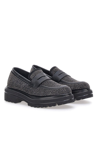 Schwarze Mokassins mit Strasssteinen im Café kosten 2311