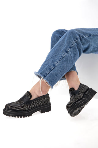 Schwarze Mokassins mit Strasssteinen im Café kosten 2311