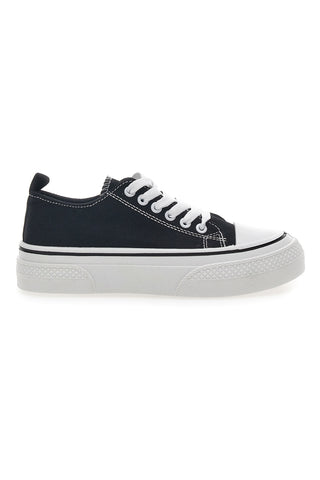 Schwarze Canvas-Sneaker im Café kosten 210
