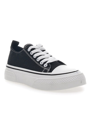 Schwarze Canvas-Sneaker im Café kosten 210