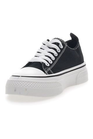 Schwarze Canvas-Sneaker im Café kosten 210