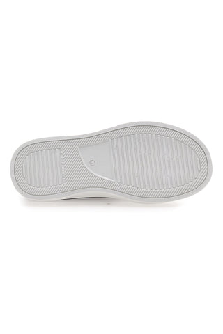 Schwarze Canvas-Sneaker im Café kosten 210