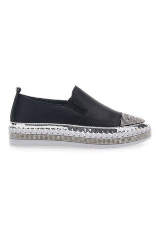 Slip-On-Sneaker mit schwarzen Strasssteinen im Café kosten 23015