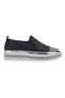 Slip-On-Sneaker mit schwarzen Strasssteinen im Café kosten 23015