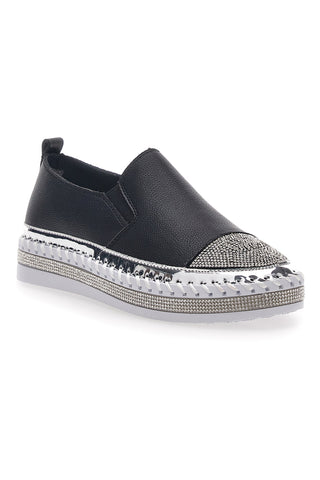 Slip-On-Sneaker mit schwarzen Strasssteinen im Café kosten 23015