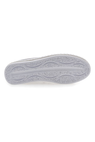 Slip-On-Sneaker mit schwarzen Strasssteinen im Café kosten 23015