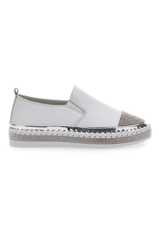 Weiße Slip-On-Sneaker mit Strasssteinen im Café kosten 23015