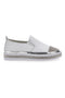 Weiße Slip-On-Sneaker mit Strasssteinen im Café kosten 23015