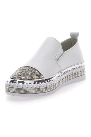 Weiße Slip-On-Sneaker mit Strasssteinen im Café kosten 23015
