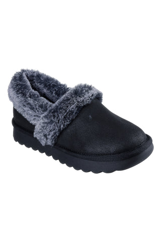 Geschlossene schwarze Pantoffeln SKECHERS Cozy Up