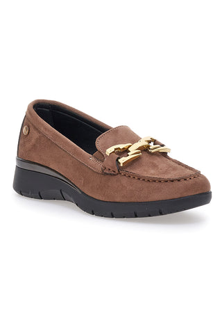 Braune Slipper in Wildlederoptik mit Kette INBLU IC020042