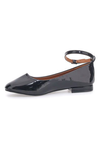 Schwarze Ballerinas in Lackoptik mit Riemen und bequemem Absatz THE FIRST IDE1075