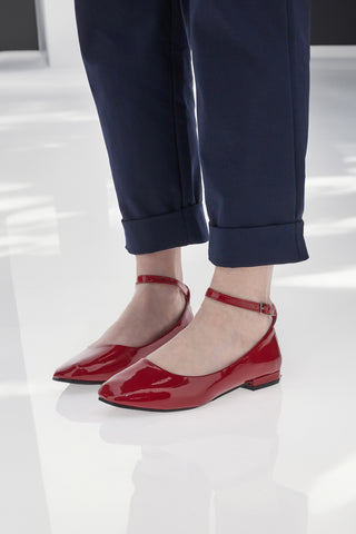 Rote Ballerinas in Lackoptik mit Riemen und bequemem Absatz THE FIRST IDE1075