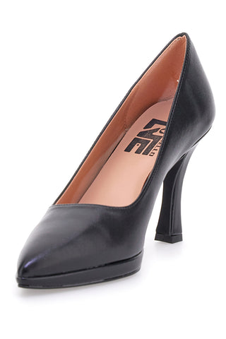 Schwarze Pumps mit spitzer Spitze und Spool-Absatz von Pittarello Love 1907