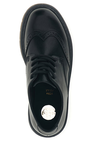 Schwarze Schnürschuhe mit Lochmuster und Profilsohle von Le Havre Paris, Modell RQ2587A