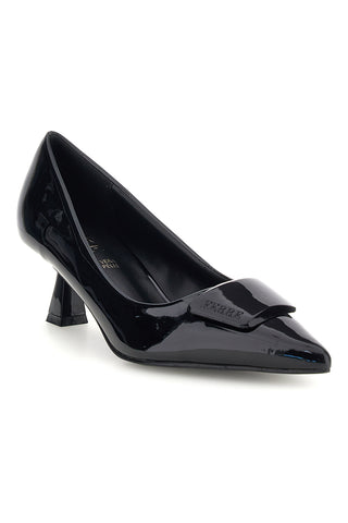 Schwarze Pumps in Lackoptik mit Logo-Plakette und Spindelabsatz von Ferre' F1301C1440