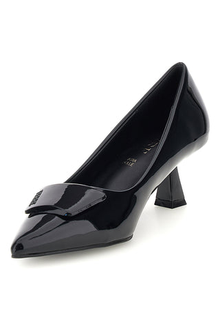 Schwarze Pumps in Lackoptik mit Logo-Plakette und Spindelabsatz von Ferre' F1301C1440
