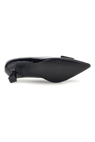 Schwarze Pumps in Lackoptik mit Logo-Plakette und Spindelabsatz von Ferre' F1301C1440