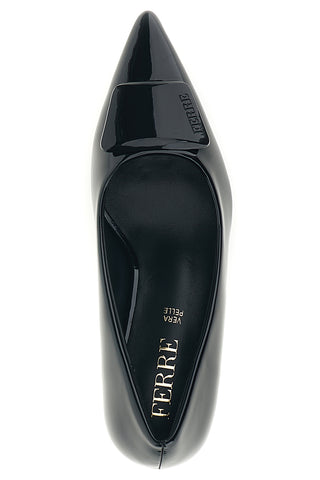 Schwarze Pumps in Lackoptik mit Logo-Plakette und Spindelabsatz von Ferre' F1301C1440