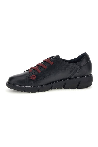 Schwarze Schnürschuhe aus echtem Leder mit burgunderroten Schnürsenkeln von Pittarello, Modell Tierra 11613