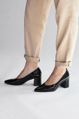 Schwarze, glänzende Pumps mit breitem Absatz – Pittarello glam 7043