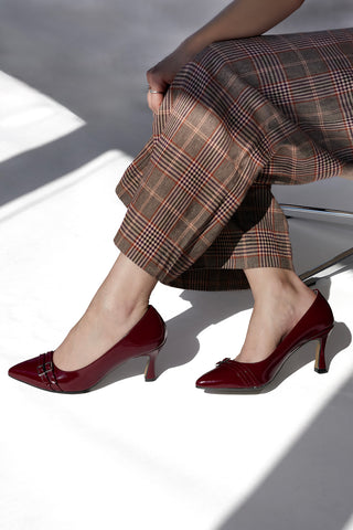 Glänzende Pumps in Bordeauxrot mit Absatz und Schnalle – Pittarello Glam 7407