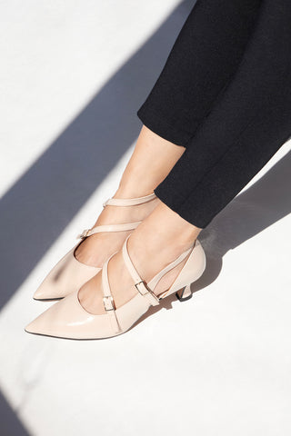 Nudefarbene Pumps mit Riemchen und Absatz von Francesca Gritti, Modell P6040
