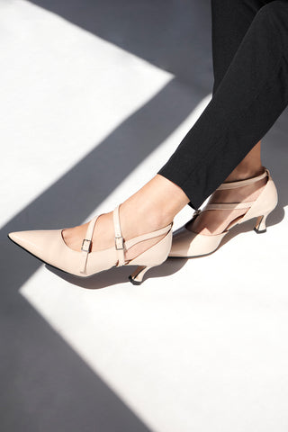Nudefarbene Pumps mit Riemchen und Absatz von Francesca Gritti, Modell P6040