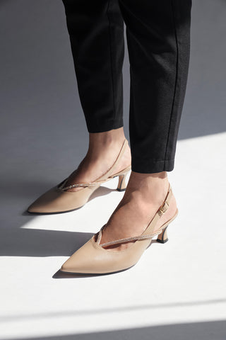 Beigefarbene Slingbacks mit Schmuckriemen und Absatz von Francesca Gritti 150