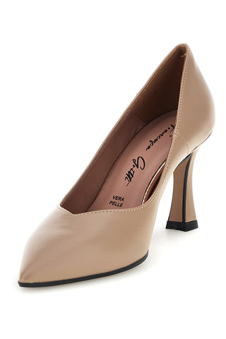 Beigefarbene Pumps mit Absatz und spitzer Zehenpartie von Francesca Gritti 3354