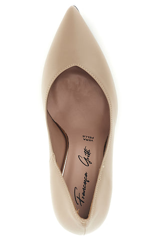 Beigefarbene Pumps mit Absatz und spitzer Zehenpartie von Francesca Gritti 3354