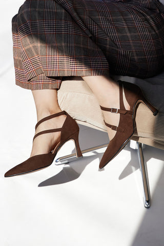 Dunkelbraune Pumps mit gekreuzten Riemchen und Absatz von Francesca Gritti, Modell P8053