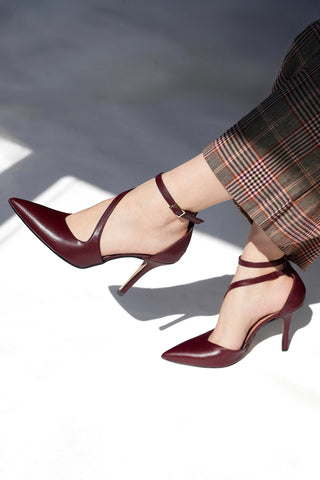 Bordeauxrote Pumps mit Knöchelriemen und Absatz von Francesca Gritti, Modell P9021