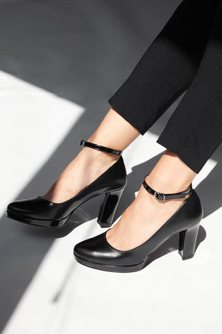 Schwarze Pumps mit Knöchelriemen und breitem Absatz Pittarello Glam 2594