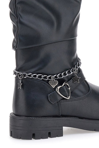 Schwarze Stiefel mit gekräuseltem Obermaterial und Kette mit Anhängern Danke 1747