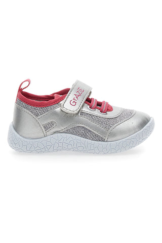 Erste Schritte dank Sneakers 1479 Silber